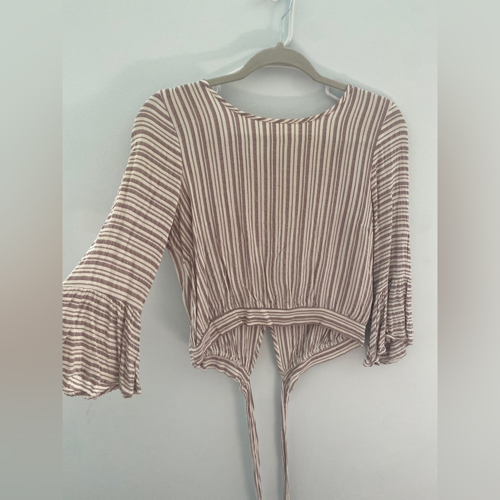 Crop top, tie back, flows sleeves